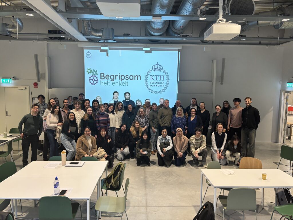 uppfoto taget i slutet av läro-tillfället, med studenter, lärare och konsulter från Begripsam. Alla deltagare har gett sitt samtycke till att bilden används i digitala kanaler för att sprida kunskap om kursen.